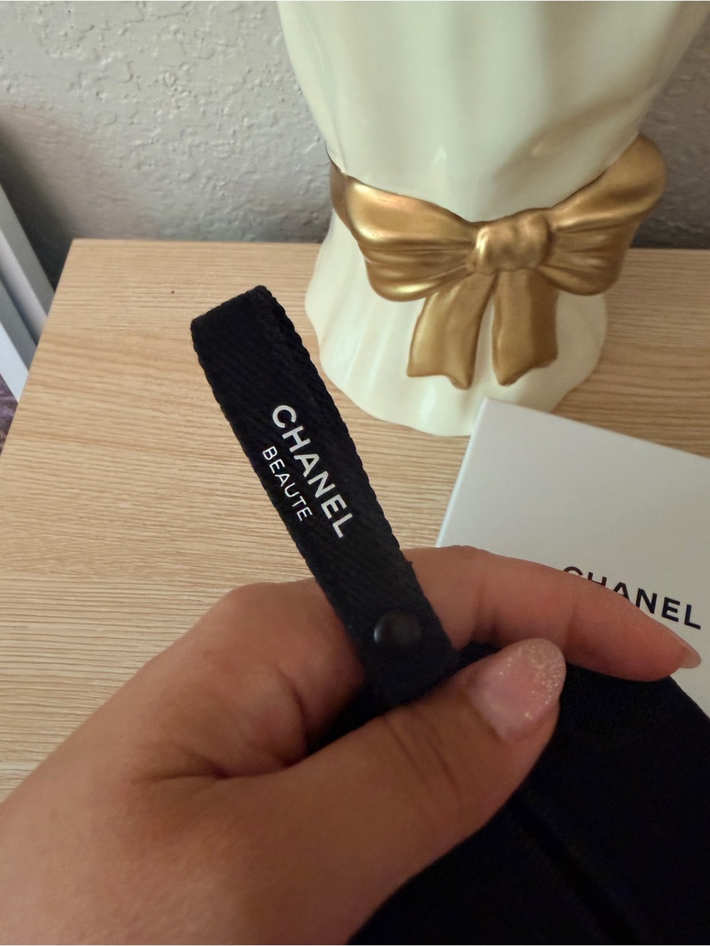 CHANEL Beaute Black Round Zip Pouch - Picture 5 of 6